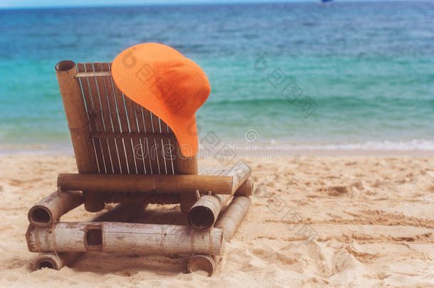 带<strong>帽子</strong>的<strong>沙滩</strong>躺椅