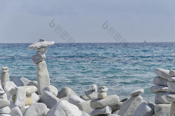 由石头制成的艺术品在完美的平衡中