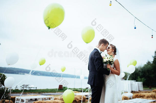漂亮的年轻夫妇亲吻婚礼，金发新娘和她的GR