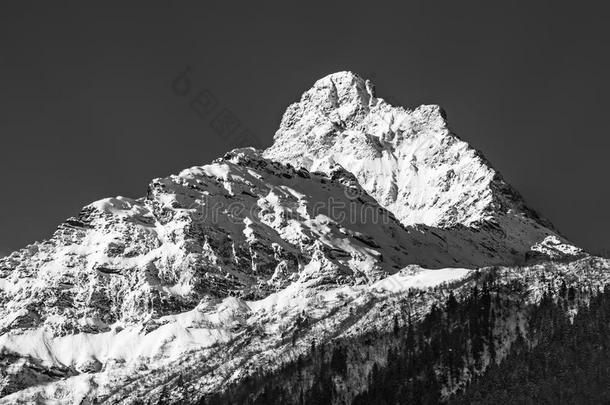 雪山峰的黑白图片