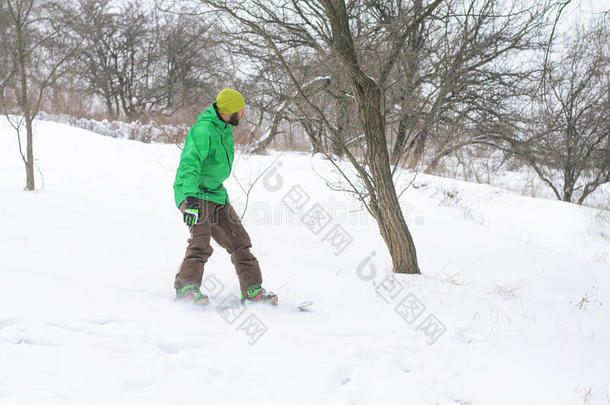 活跃的男人滑雪板。