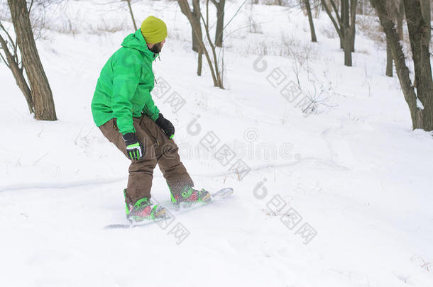 活跃的男人滑雪板。