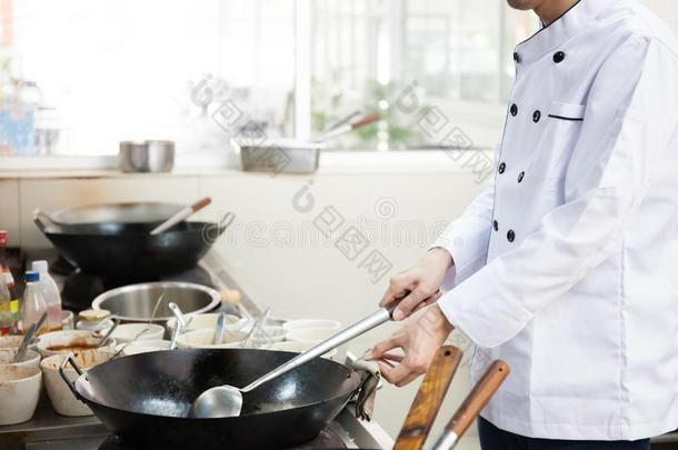 酒店或餐厅厨房的厨师忙着做饭