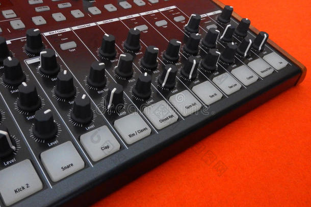 电子乐器或音频混合器或声音均衡器在橙色背景模拟模块化合成器