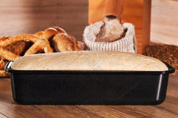 面包面团发酵在烘焙模具