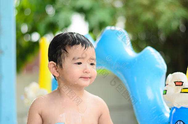 炎热的夏天，亚洲孩子在充气<strong>婴儿游泳池</strong>里玩耍