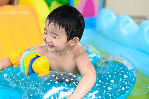 <strong>炎热</strong>的<strong>夏天</strong>，亚洲孩子在充气婴儿游泳池里玩耍