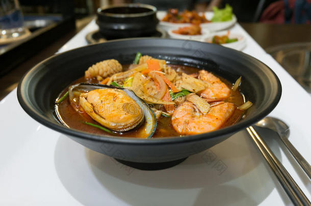 特写jjamppong或jjampong韩国海鲜面条汤