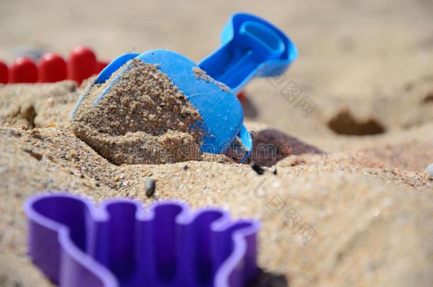 孩子们`准备在<strong>海边玩沙子</strong>游戏