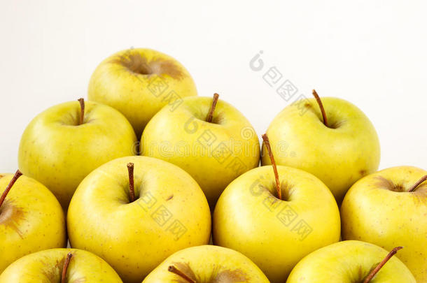 金色美味的苹果在<strong>浅米色</strong>背景与复制空间
