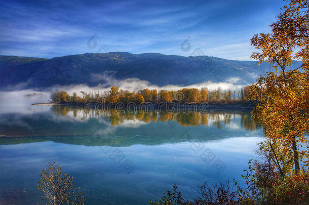 美丽的秋天早晨在汤普森河，不列颠哥伦比亚省，加拿大