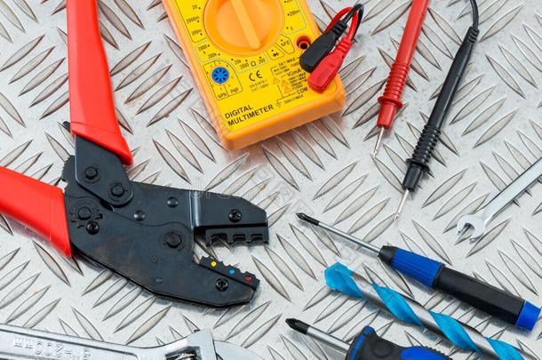 电工`钢校验板上的工具和设备