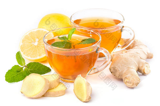 一杯热茶和一个茶壶。 生姜，柠檬和薄荷