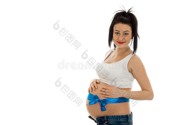 可爱的年轻黑发怀孕女孩，腹部有蓝色胶带，在白色背景上摆出孤立的姿势