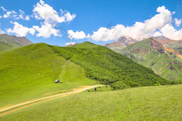 <strong>一家人开车</strong>在高加索山脉旅行