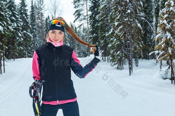 越野滑雪女子做经典北欧越野