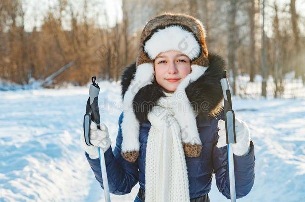 越野滑雪女子做经典北欧越野