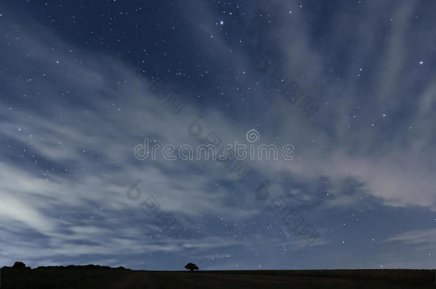 多云的夜空有星星。 夜间背景。 夜空。