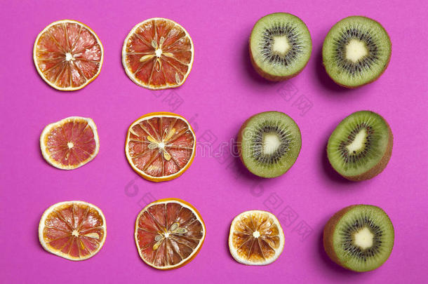 干橙和柠檬片在勃艮第背景下作为一种艺术作品，可用于装饰