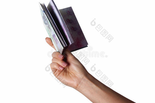 一个女人手里拿着一本空荡荡的日记本，便条封面孤零零的白色