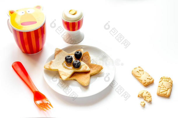 概念<strong>儿童早餐</strong>与煎饼在白色背景