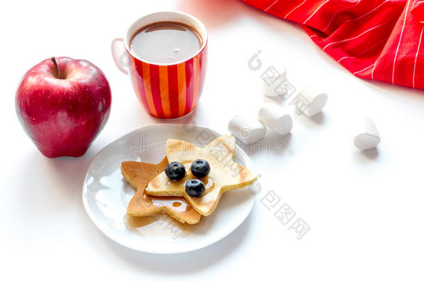 概念儿童早餐与煎饼在白色背景