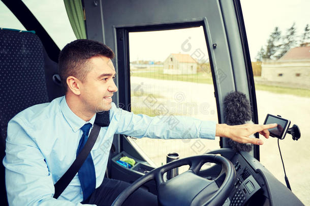 公共汽车司机向GPS导航器输入地址