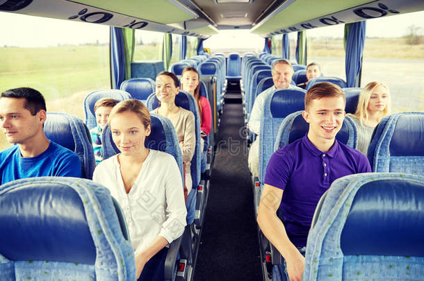 旅行巴士上的一群快乐的乘客