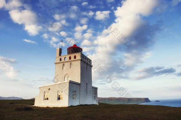 美丽的白色灯塔在迪尔霍莱角，冰岛南部。
