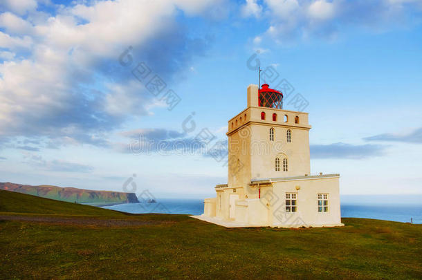 美丽的白色灯塔在迪尔霍莱角，冰岛南部
