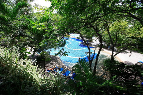 亚洲花园。 游泳池，海边的太阳灯