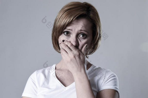 伤心欲绝的沮丧的女人哭泣悲伤的感觉，受伤的痛苦，抑郁的情绪
