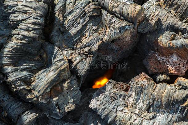 在Tolbachik火山冻结熔岩场的裂缝处着火，2012年火山爆发后，Klyuchevskaya群火山