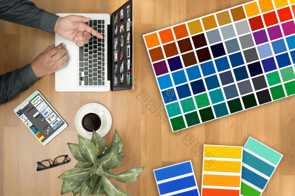 创意设计师平面在工作中。 彩色样本，插画平面设计师工作数字平板电脑和计算机