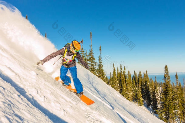 黎明<strong>时</strong>，更自由的滑雪板从陡峭的斜坡上滑下来