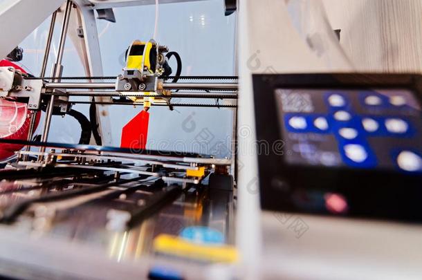 打印红色塑料组件的3D打印机