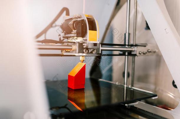 打印红色塑料组件的3D打印机