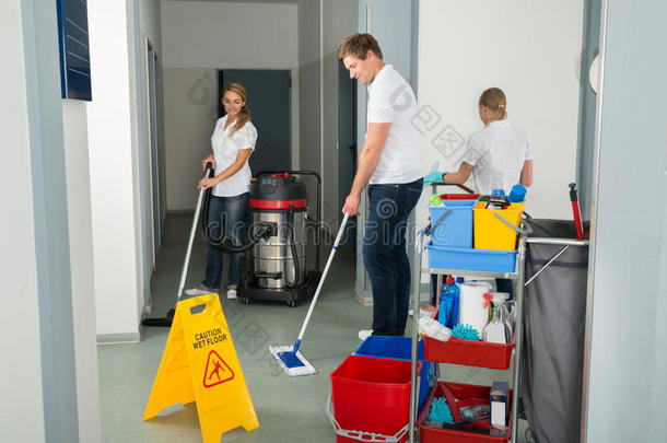 一群清洁工在走廊里打扫地板