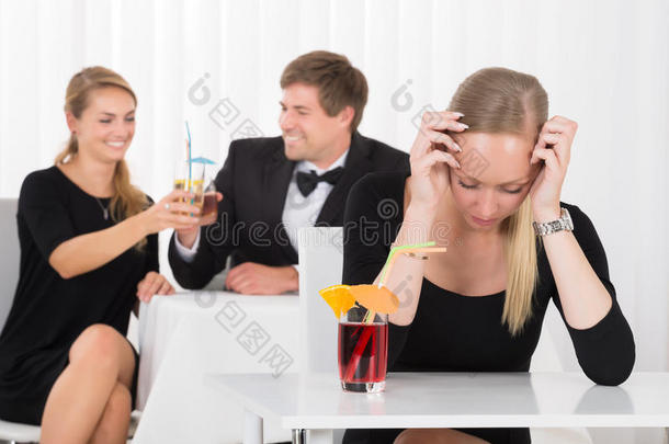 坐在餐馆里的沮丧的女人
