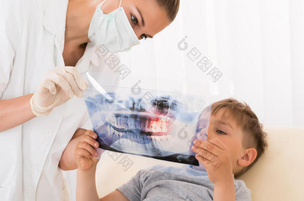 牙医向儿童病人展示牙齿X光