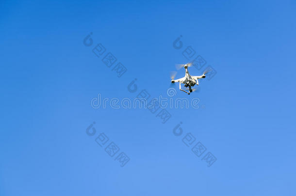 无人机四翼直升机在蓝天上飞行