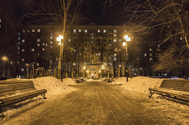 第五年的住宅在冬天的晚上在它前面建造和广场