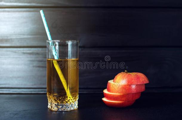一杯<strong>苹果</strong>汁和<strong>切片苹果</strong>在深色的木头上