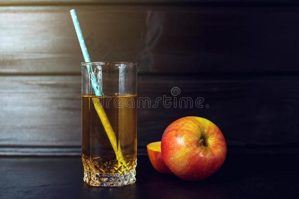 一杯<strong>苹果</strong>汁和<strong>切片苹果</strong>在深色的木头上