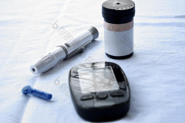 测量血液、试纸和柳叶刀中葡萄糖水平的仪器