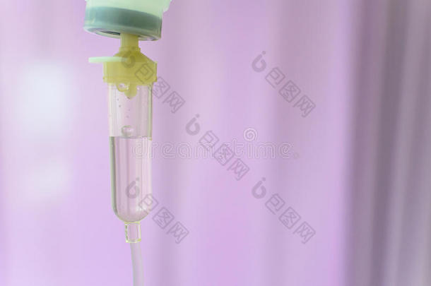 为病人和<strong>输液</strong>泵关闭生理盐水静脉滴注。