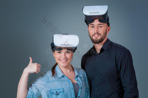 兴奋的年轻人和女人<strong>玩VR</strong>眼镜