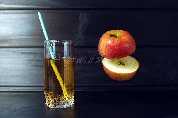 一杯苹果汁，上面挂着苹果片