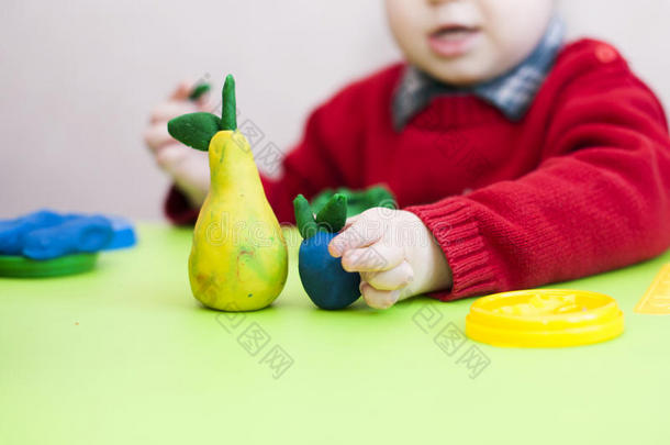 桌子上的塑料水果