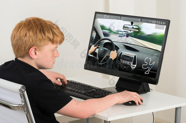 男孩在电脑上玩<strong>汽车游戏</strong>